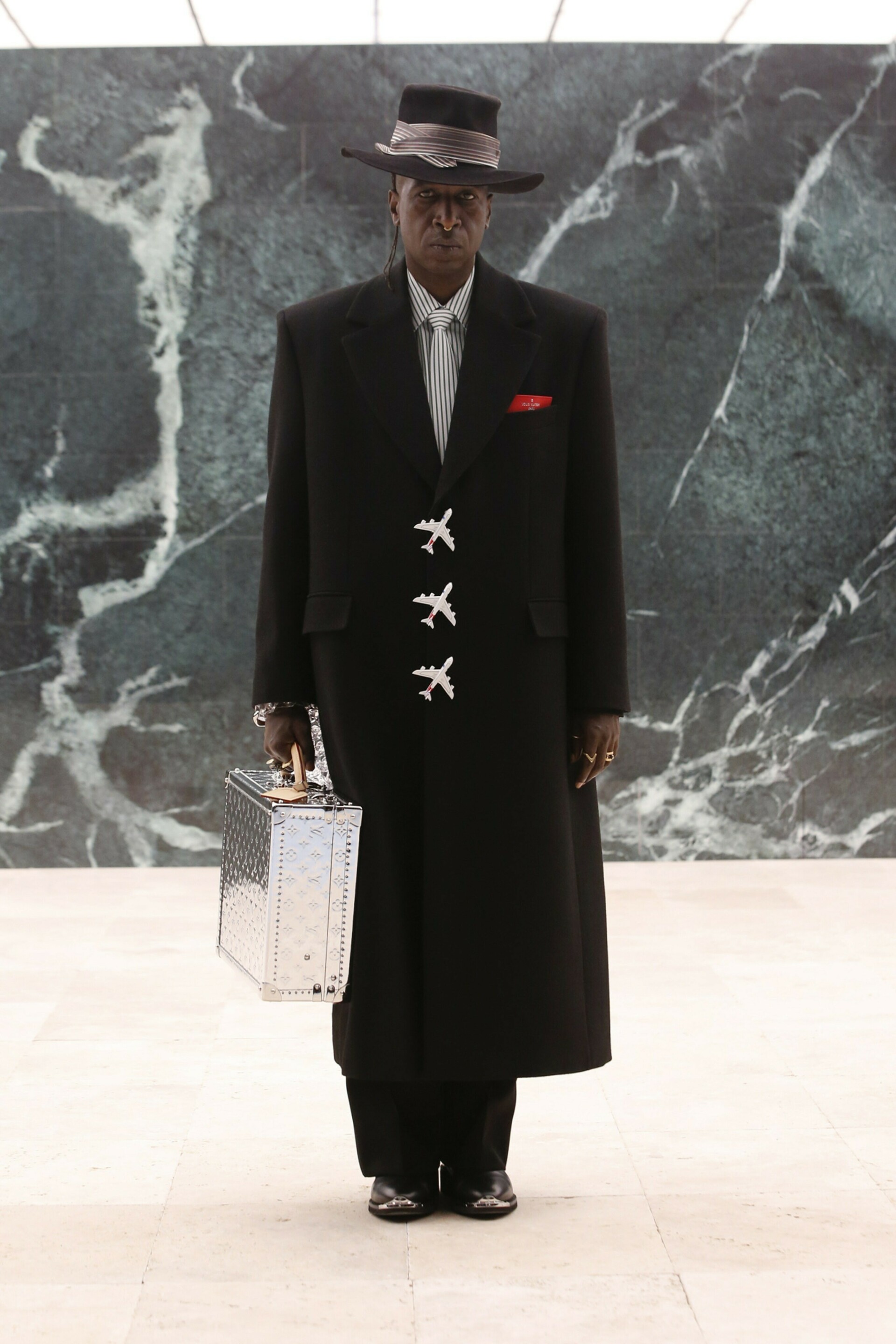 Louis Vuitton (@LouisVuitton) / Twitter  Virgil abloh louis vuitton, Louis  vuitton men, Holographic bag