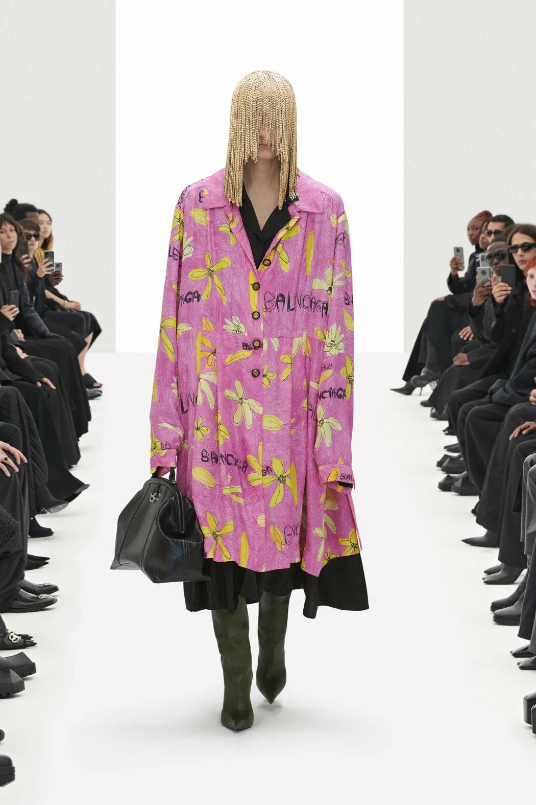 Balenciaga Revolution: fashion shows for a wider audience (and not only) -  LaConceria